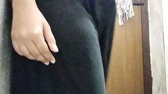 Hintli Karısı Sıkı Götünü Parmaklatıyor Ve Ev Yapımı Videoda Mastürbasyon Yapıyor
