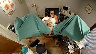 Doktor Tampa, Donna Leigh'E Ve Büyük Göğüslerine Kapsamlı Bir Sınav Veriyor Bu Sıcak Videoda