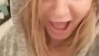 Avrupalı Eskort, Hd Videoda Teslimatçıya Vücudunu Gösteriyor