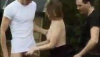 Ingiliz Milf Jo Marshall, Vahşi Bir Üçlüden Zevk Alıyor