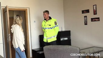 Azgın Polis Claudia Macc, Sert Bir Videoda Amını Siktiriyor
