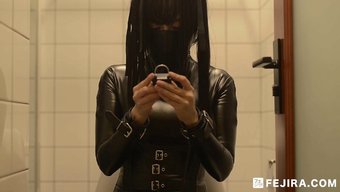 Asyalı Bebek Fejira Ve Deri Kız Bdsm Ve Kendini Tatmin Ediyor