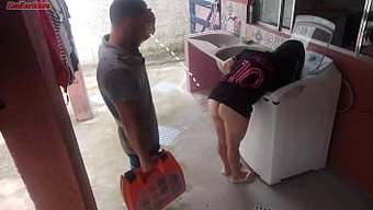 Ev Hanımı, Kocası Uzaktayken Tesisatçıya Arka Kapı Ödemesi Teklif Ediyor.