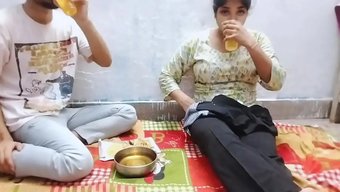 Güzel Bhabhi, Xxxsoniya'Yı Sıcak Ve Buharlı Bir Ilişki Için Baştan Çıkarıyor.