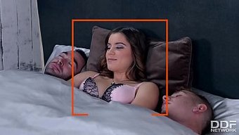 Esmer Genç Evelina Darling, Iki Adamla Vahşi Bir Üçlüden Zevk Alıyor