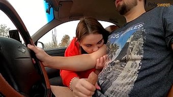 Büyük Göğüslü Rus Bebek, Pov'Da Araba Kullanırken Sakso Çekiyor