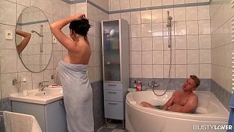 Shione Cooper'In Büyük Göğüsleri Sert Porno Videosunda Sert Bir Şekilde Beceriliyor