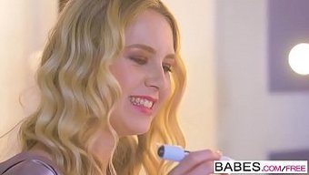 Olgun Bebek Alecia Fox Götünü Siktiriyor Ve Yüzüne Sikişiyor
