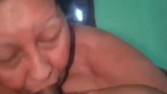 Sıcak Videoda Milf Büyükannesini Emiyor Ve Milf'In