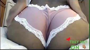 Genç (18+), Muhteşem Hd Videoda Büyük Siyah Yaraklı Bir Dildoyu Sürüyor