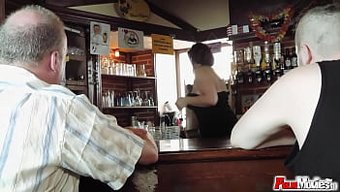 Seksi Dövmeli Milf, Iki Adama Tutkulu Bir Oral Deneyim Sunuyor