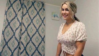 Üvey Annem Çok Ateşli Ve Seksi, Onunla Aynı Yatağı Paylaşmayı Seviyorum.