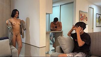 Boynuzlanan Koca, Arkadaşı Onu Daha Iyi Tatmin Ederken Hiçbir Şeyden Habersiz Kalıyor.