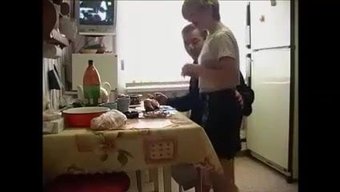 Genç Kız, Üvey Babasıyla Bir Yemek Sırasında Yaramazlık Yapıyor