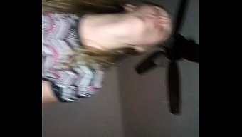 Olgun Öğretmen Genç Öğrencisini Cowgirl Pozisyonunda Alıyor
