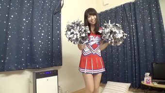 Sevimli Ve Ürkek Bir Kolej Cheerleader, Yetişkin Endüstrisindeki Çıkışını Yapıyor