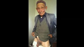 Büyük Babanın Dedesi Büyük Yarrağını Gösteriyor