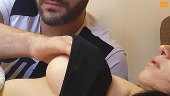 Italyan Çift Büyük Doğal Göğüslerin Ve Ev Yapımı Seksin Tadını Çıkarıyor Pov Videosunda