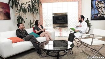 Büyük Göğüslü Esmer Sovereign Syre, Eşini Içeren Cuckoldry'Ye Katılıyor