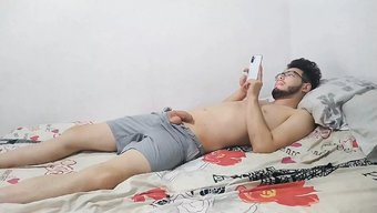 Irklararası Bir Çift, Hd Bir Videoda Doğal Göğüslerini Ve Büyük Meme Uçlarını Keşfediyor.