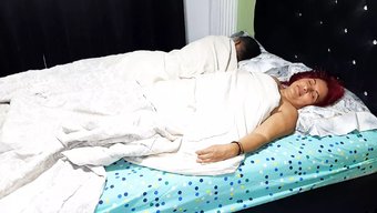 Azgın Kolombiyalı Üvey Oğlu, Üveyn Annesinin Penisini Emmesini Sağlıyor