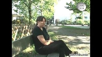 Göğüslü Güzel Şişman Kadınlar Oturma Odasında Yaramaz Oluyor