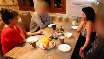 Genç 18 Yaşındaki Kız, Büyük Bir Yarrağı Herkesin Içinde Emiyor Ve Boşalıyor