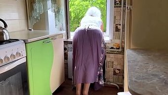 Büyük Ve Seksi Bir Popoya Sahip Olgun Milf Yerde Anal Alıyor