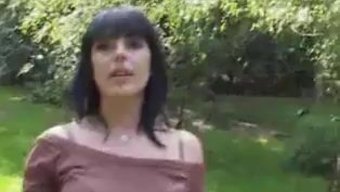 Esmer Halka Açıkta Sikişirken Büyük Doğal Göğüsler Sallanıyor
