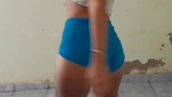 Ateşli Latin Bebek, Sıcak Bir Videoda Dans Hareketlerini Sergiliyor