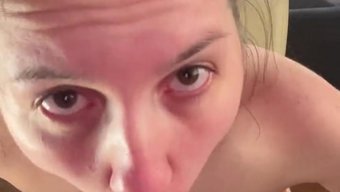 Avrupalı Porno Yıldızı Siyah Bir Dildo Ile Derin Boğaz Becerilerini Sergiliyor
