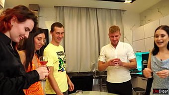 Erkekler Ve Kızlar Yılbaşı Partisinde Eğlenir Ve Grup Seks Yaparlar.