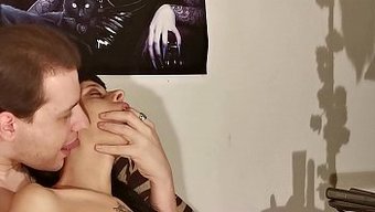 Ince, Dövmeli Bir Kızla Dil Ve Boğaz Fetişi Olan Bir Bdsm Videosu.