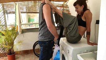 Genç Çift Çamaşır Makinesinde Sikişiyor, Kız Fışkırtarak Boşalıyor.