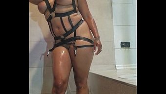 Porsha Carrera, Duşta Yaptığı Twerk Şovunda Seksi Latin Özgüvenini Konuşturuyor.