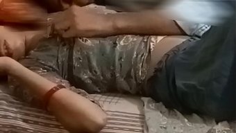 Doğal Memeler, Desi Saali Misyoner Pozisyonunda Jija Altında Zıplıyor.