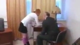 Iki Güzel Kız, Sıcak Bir Videoda Müdürlerini Ziyaret Ediyor