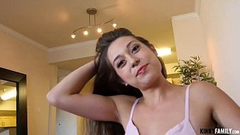 Sıcak Üvey Kız Kardeş Shane Blair, Sapık Aile Pornosunda Sakso Çekiyor Ve Sikişiyor