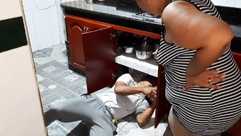 Kolombiyalı Olgun Ve Genç Kız Mutfakta Derin Ve Kirli Bir Şekilde Sikişiyorlar