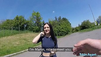 Amatör Bebek, Büyük Bir Yarrağı Halka Açık Bir Yerde Sikerken Pov Videosu