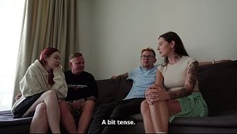 Çift, Karılarını Başka Swingerlarla Değiş Tokuş Ediyor; Ateşli Bir Seans Yaşanıyor.
