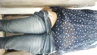 Olgun Hintli Kadın Evde Anal Mastürbasyonun Tadını Çıkarıyor