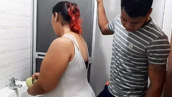 Olgun Milf, Banyoda Cunnilingus Alırken Mastürbasyon Yapıyor