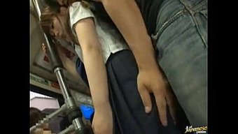 Genç Bir Güzellikle Halka Açık Bir Otobüste Pis Bir Karşılaşma