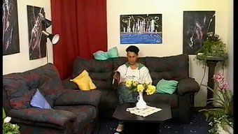 Alman Sekreter Sarkık Göğüslerini Pislikle Kaplıyor