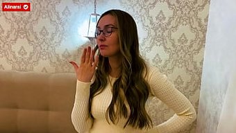 Güzel Üvey Anne, Üvey Oğluna Çok Sıcak Bir Blowjob Yapıyor Ve Sikişiyor.