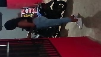 Diskoda Bir Geceden Sonra 18 Yaşındaki Biriyle Halka Açık Bir Motel Odasında Anal Seks.
