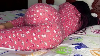 Üvey Kızımın Pijama Içindeki Götünü Izlemeye Kafayı Taktım – Sapık Üvey Babanın Fantezisi.