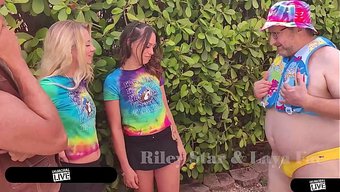 Minyon Gençler Riley Star Ve Laya Rae, Piercingli Meme Uçlarını Sırılsıklam Yapıyor.