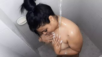 Amatör Genç Kız Duşta Yaramaz Oluyor